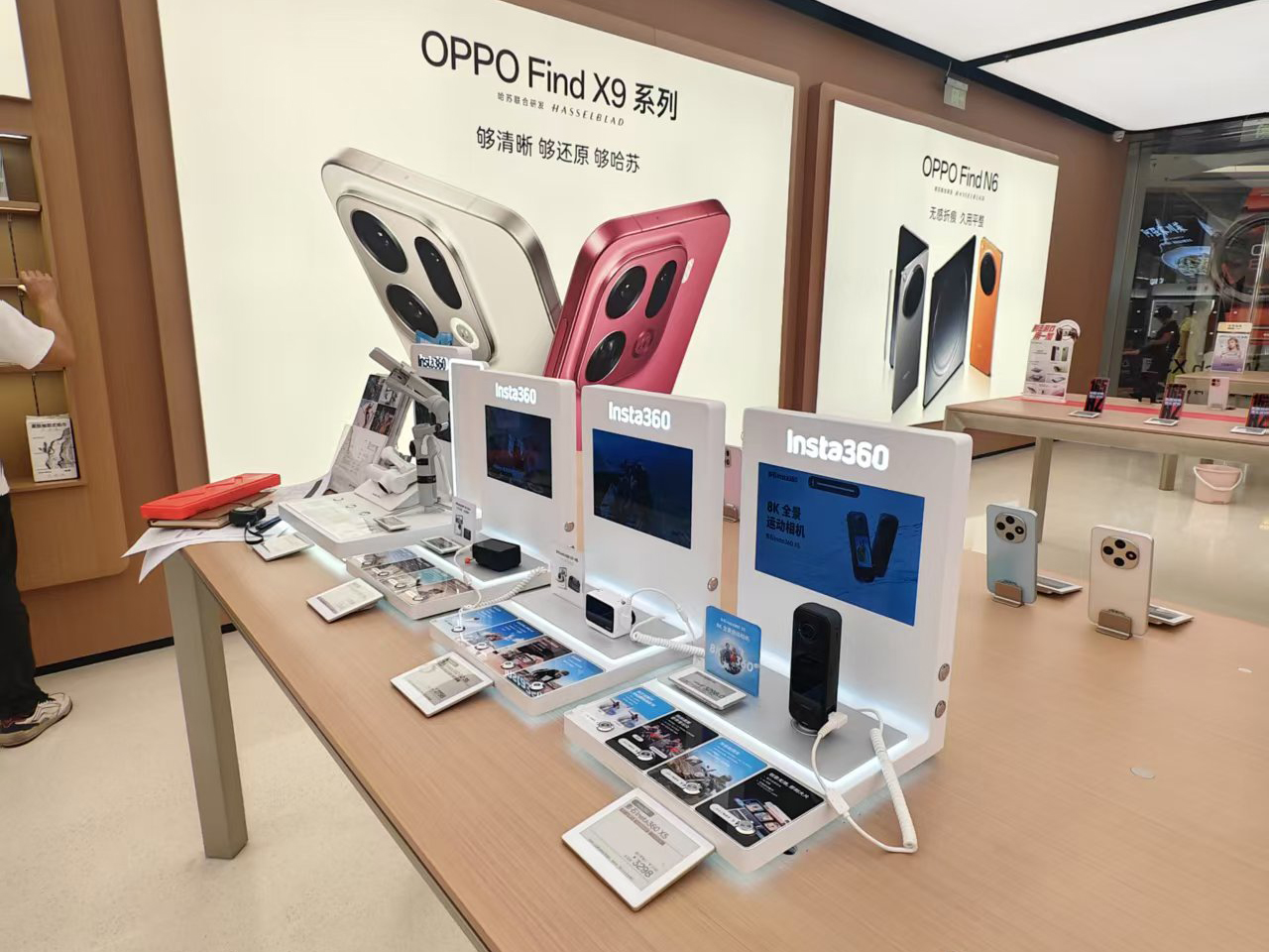 大疆/影石/韶音/倍思华南扩店潮：硬科技品牌的“科技首店”如何重塑展示道具   