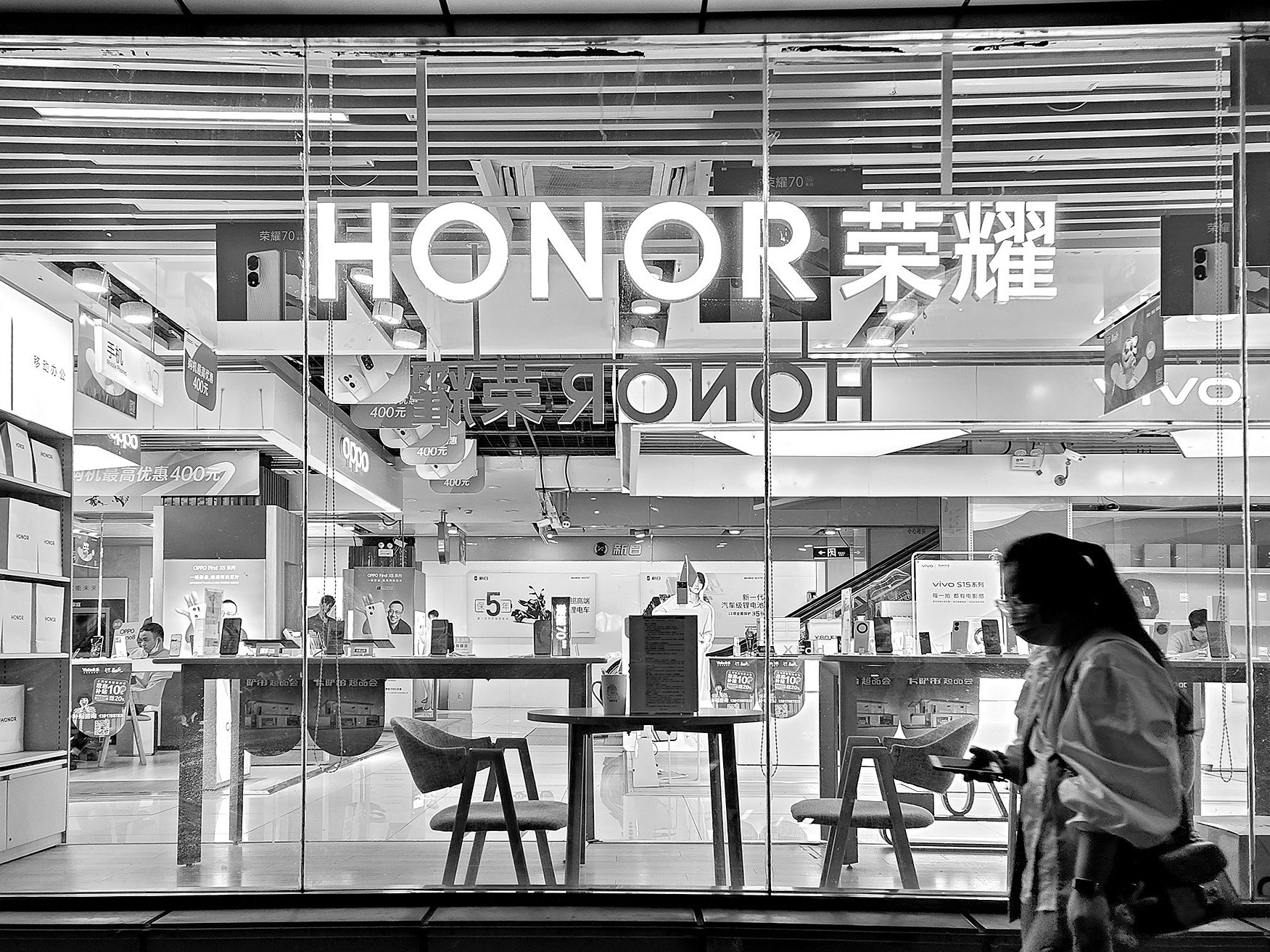 手机店中岛展示台定制指南：尺寸、承重、理线与充电模块的细节