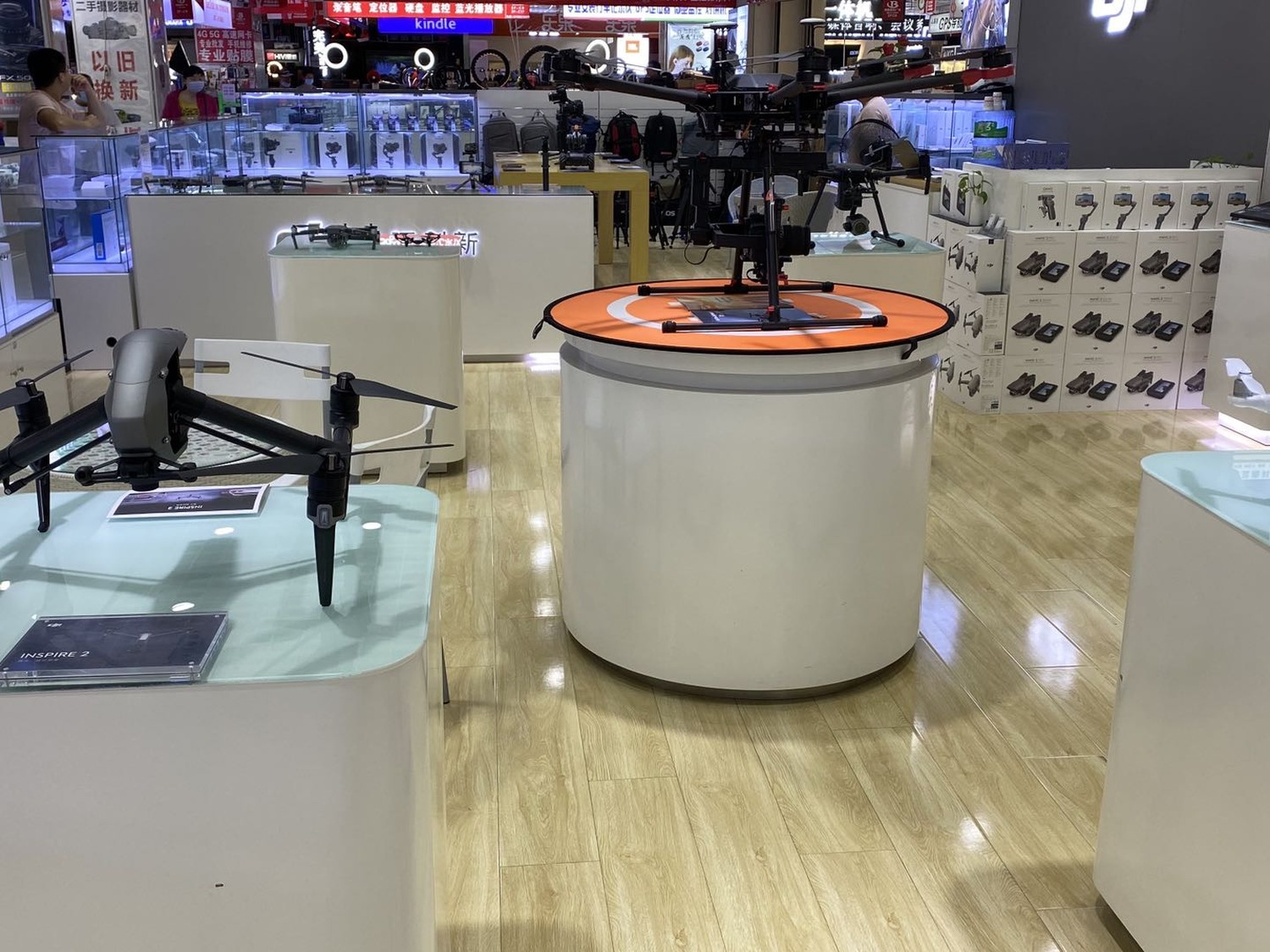 智能手表与穿戴展柜：小件高值商品的陈列与安防方案