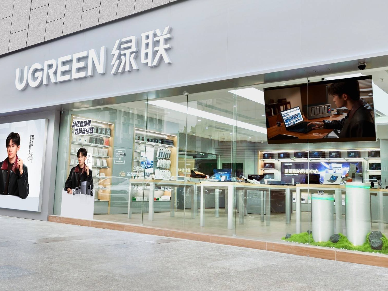 车载电子与出行配件展柜：从行车记录仪到儿童安全座椅的陈列方案