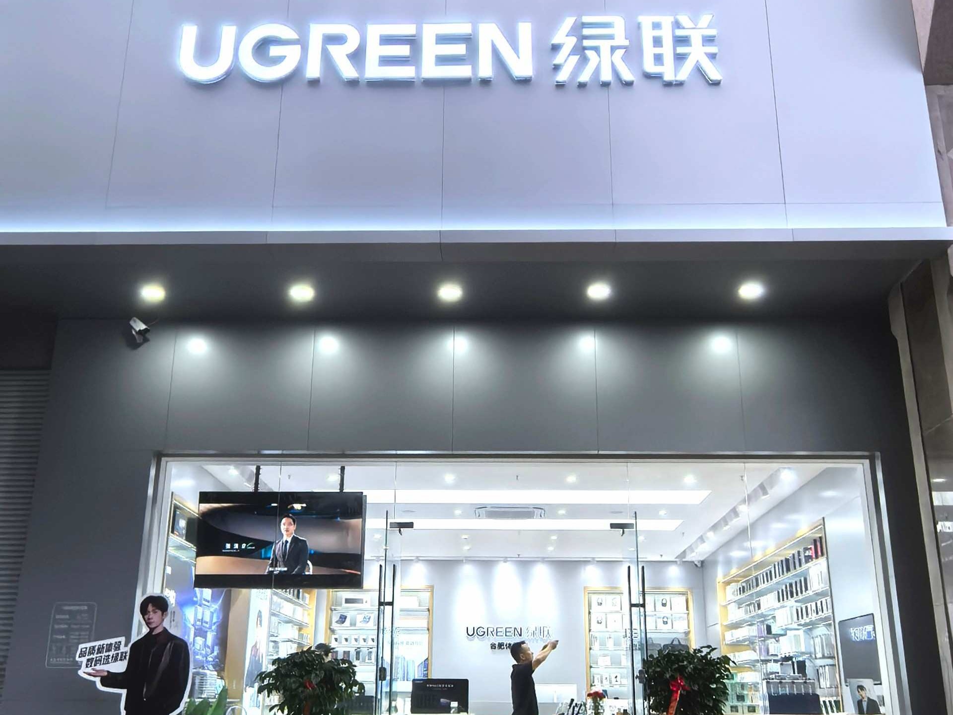 银发经济与适老化门店：数码产品适老展陈的细节设计