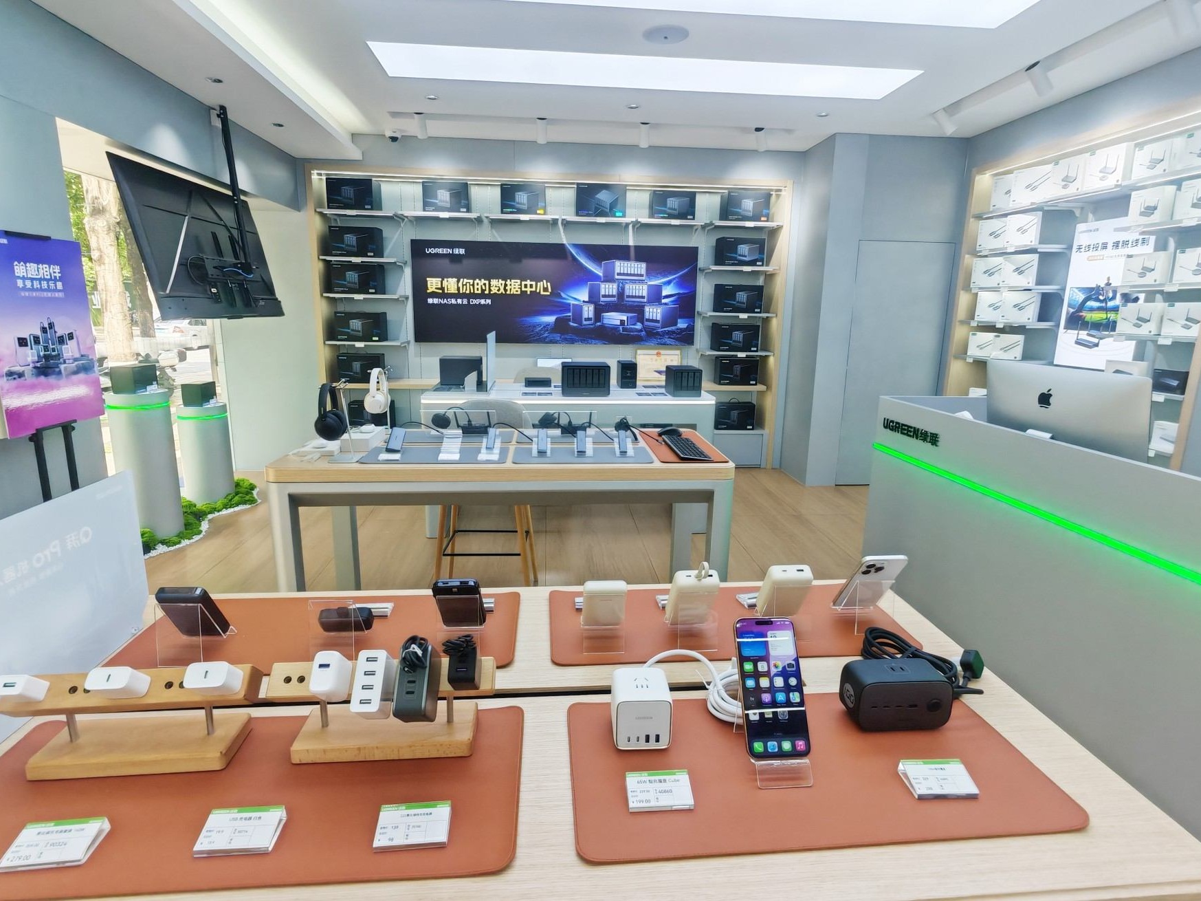 跨境与出海门店：中国消费电子品牌海外店展陈的本地化设计