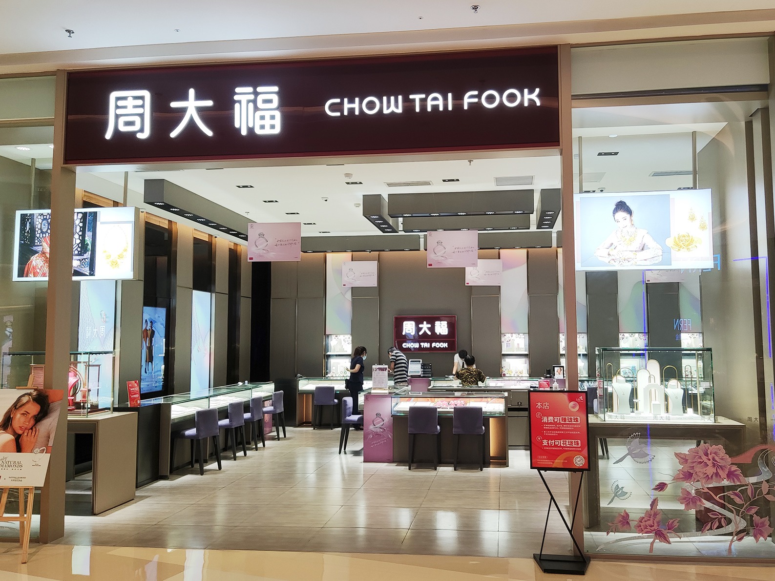 车载用品展柜陈列逻辑：香氛、脚垫、儿童座椅的场景化表达