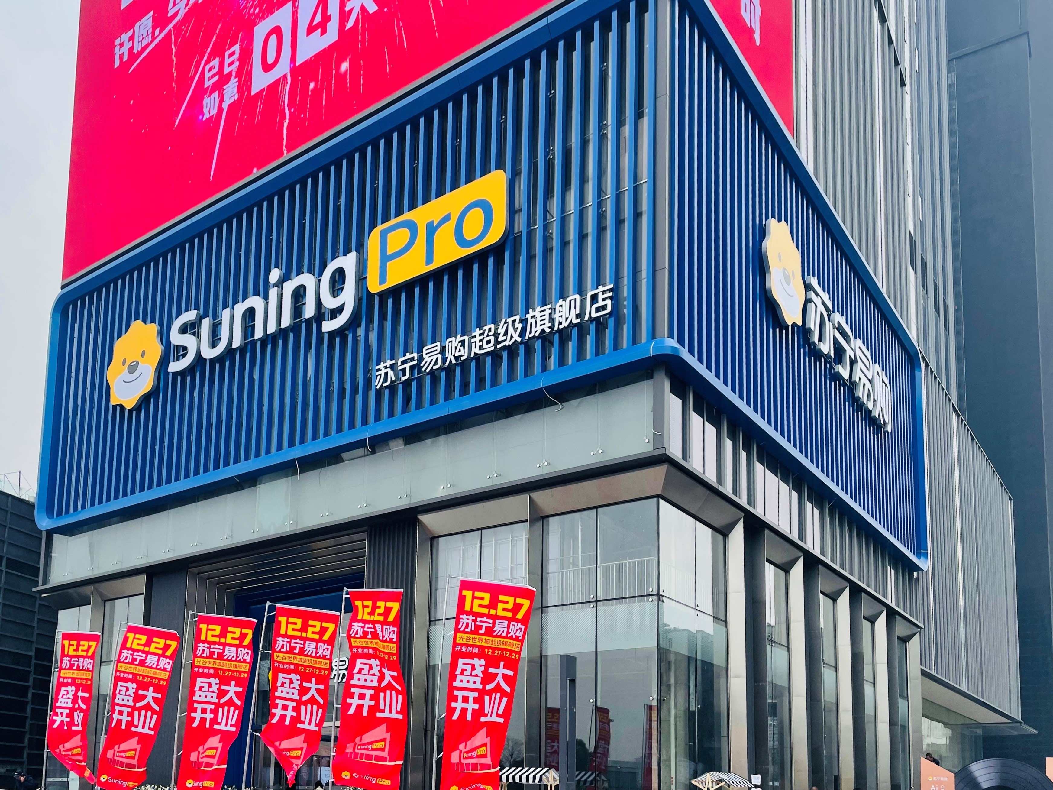轮胎与轮毂展示架设计：承重结构与旋转展示的工程细节